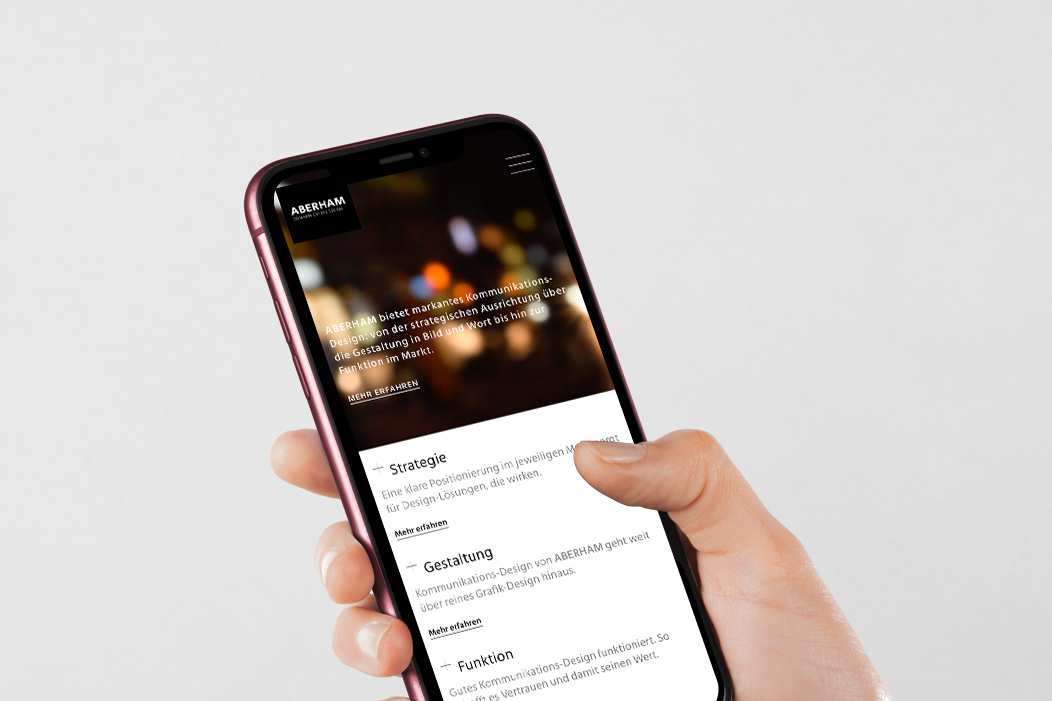 Mobile-First-Webdesign für Aberham Communication Design auf dem Smartphone